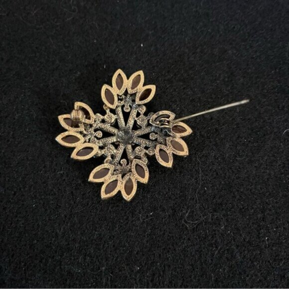 Gold Tone Topaz & Aurora Borealis Stones Round Brooch - Picture 5 of 6